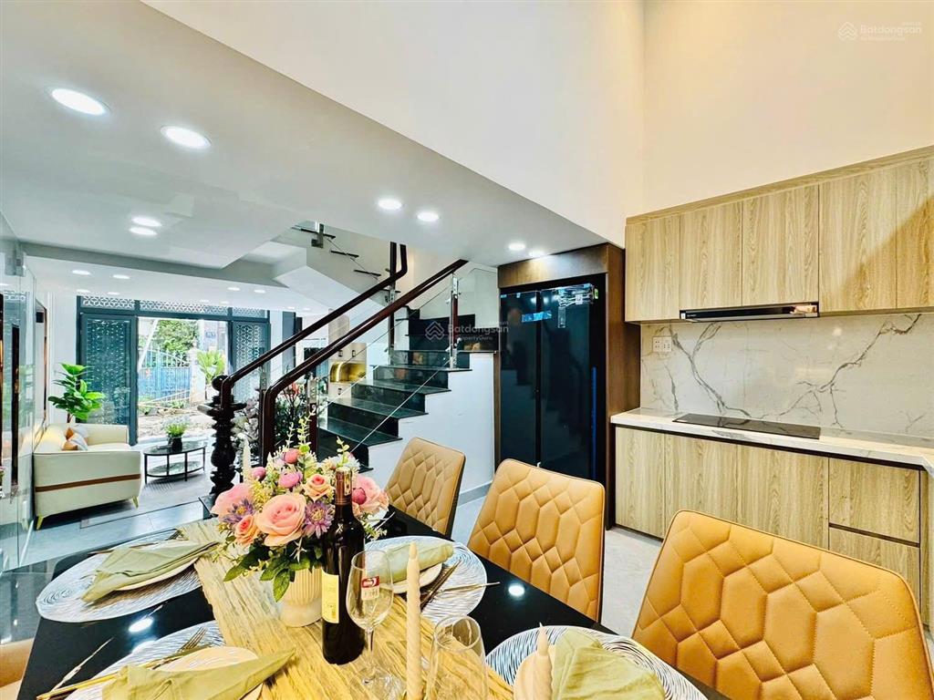Chủ gấp bán nhà 60m² lạc long quân  ngang 4m cực thoáng