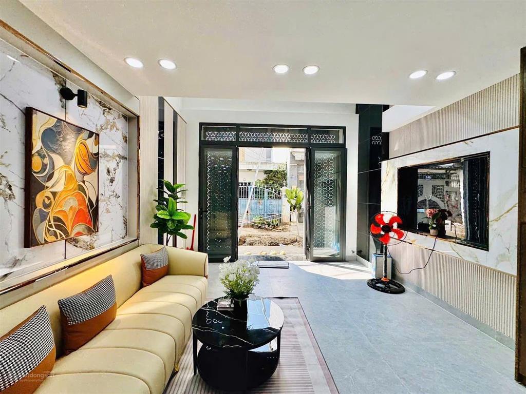 Chủ gấp bán nhà 60m² lạc long quân  ngang 4m cực thoáng