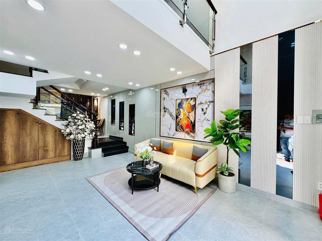 Chủ gấp bán nhà 60m² lạc long quân  ngang 4m cực thoáng