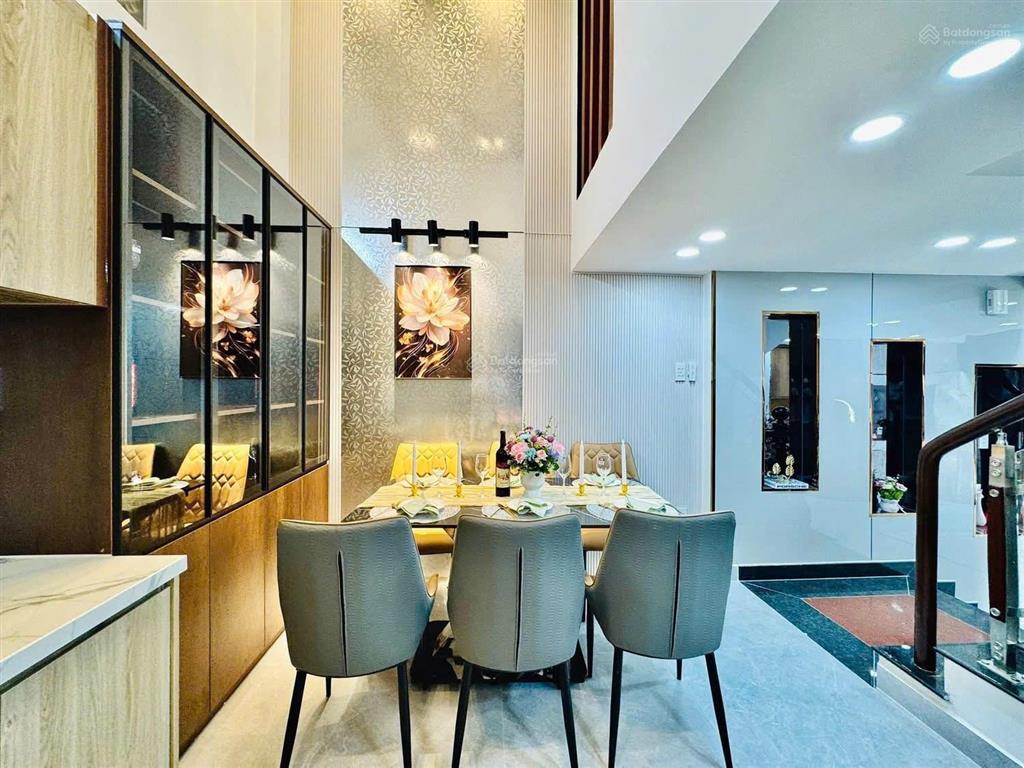 Chủ gấp bán nhà 60m² lạc long quân  ngang 4m cực thoáng