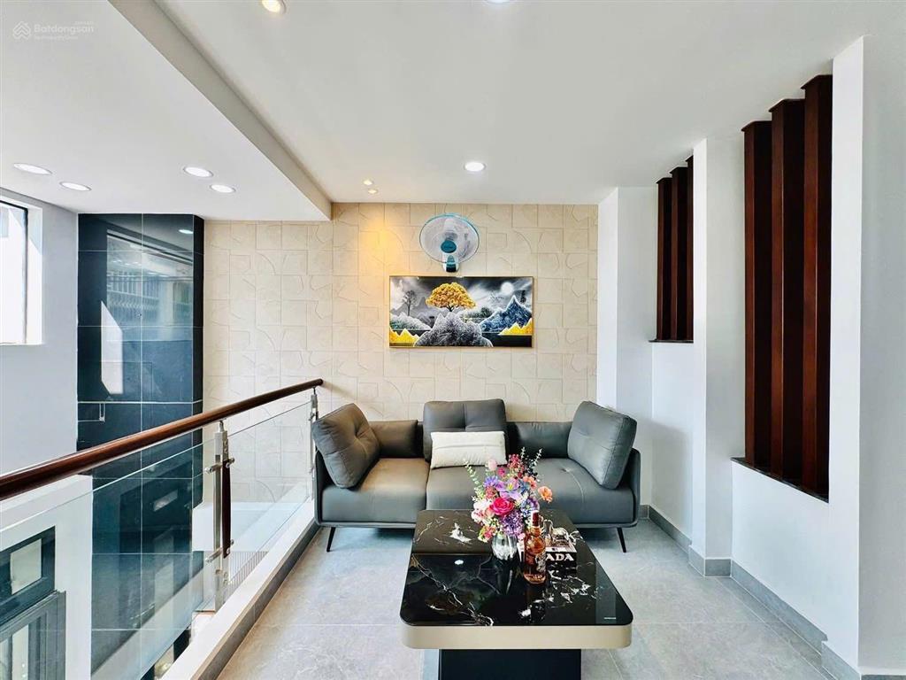 Chủ gấp bán nhà 60m² lạc long quân  ngang 4m cực thoáng