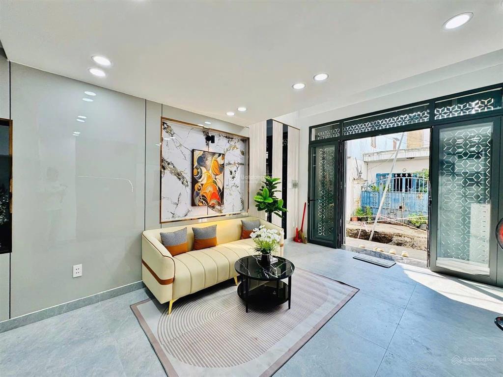 Chủ gấp bán nhà 60m² lạc long quân  ngang 4m cực thoáng