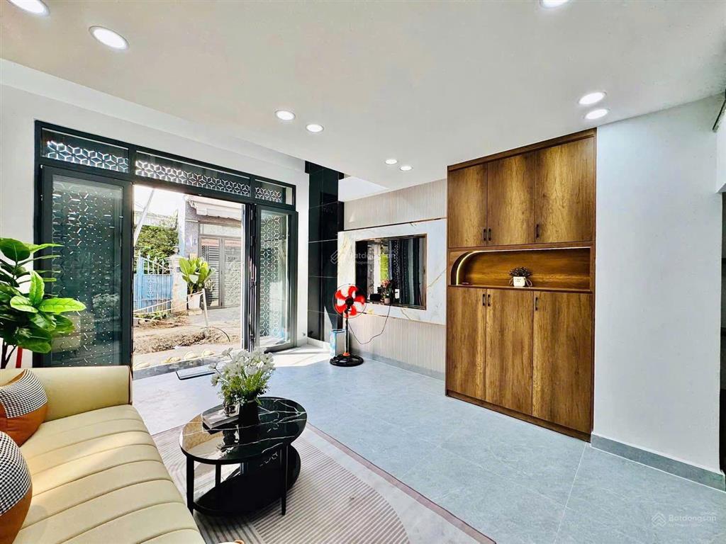 Chủ gấp bán nhà 60m² lạc long quân  ngang 4m cực thoáng