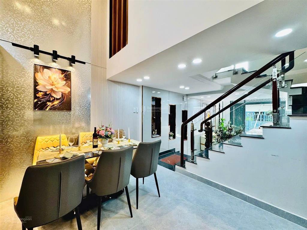 Chủ gấp bán nhà 60m² lạc long quân  ngang 4m cực thoáng