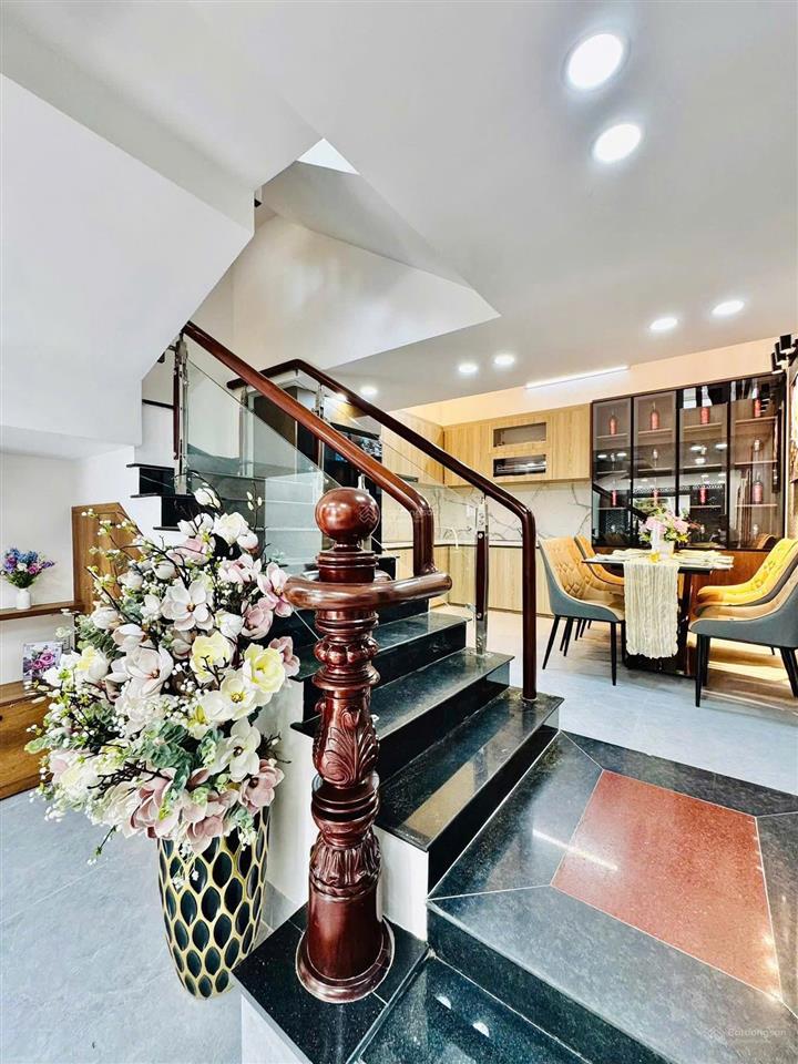 Chủ gấp bán nhà 60m² lạc long quân  ngang 4m cực thoáng