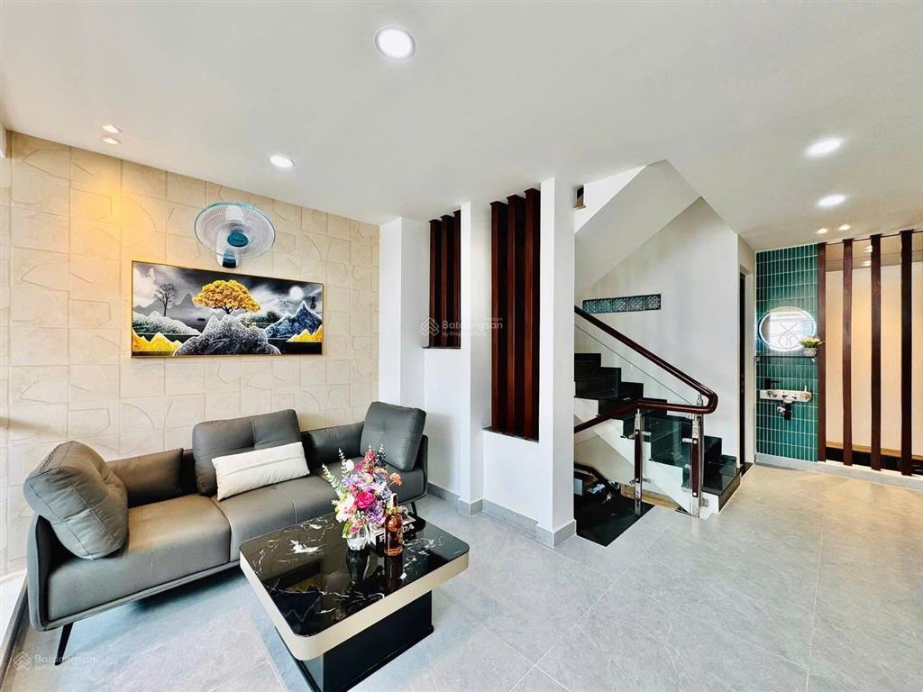 Chủ gấp bán nhà 60m² lạc long quân  ngang 4m cực thoáng