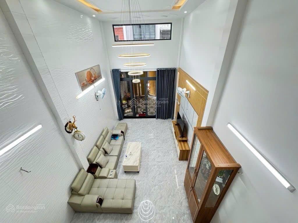 Nhà đẹp chính chủ có thang máy, dt 90m², 5 tầng hẻm xe hơi ngay emart phan huy ích hơn 9 tỷ tl