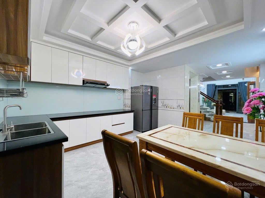 Nhà đẹp chính chủ có thang máy, dt 90m², 5 tầng hẻm xe hơi ngay emart phan huy ích hơn 9 tỷ tl