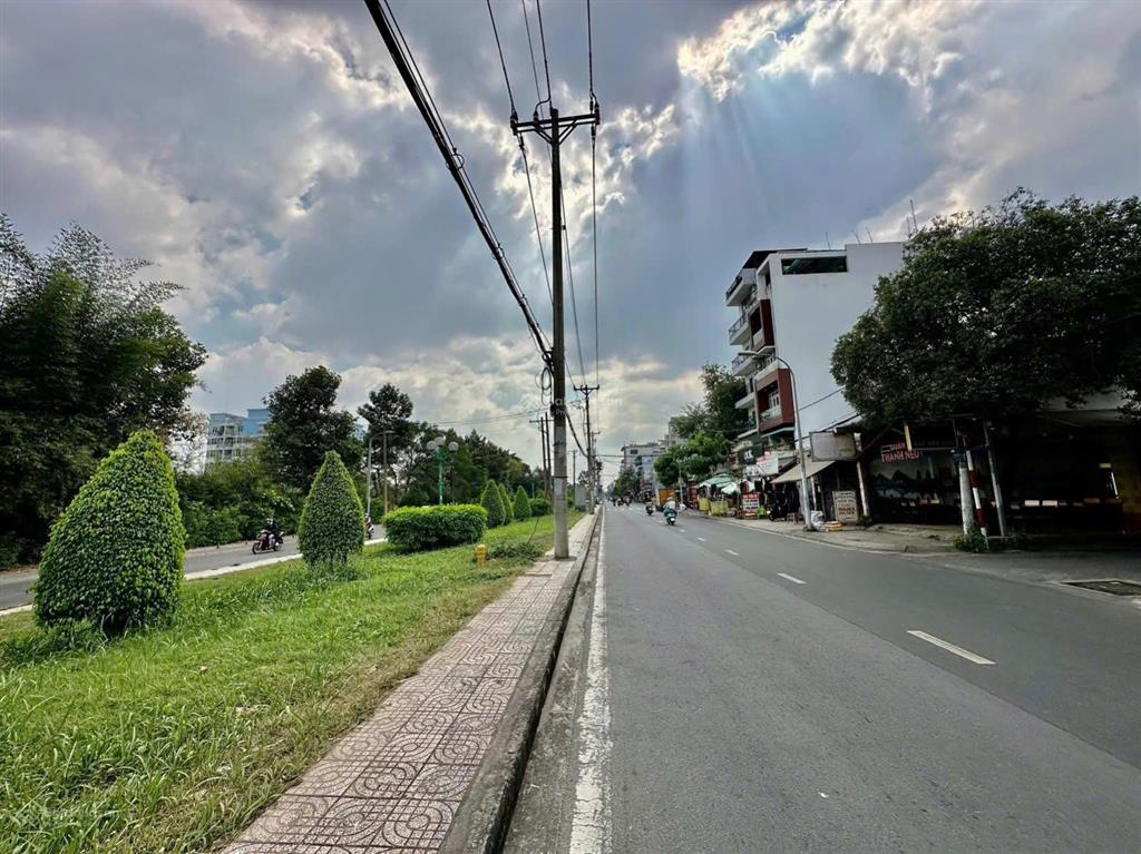Rẻ hơn thị trường 15% mặt tiền tân sơn view sân golf, 5x30m chỉ 130tr/m2 làm khách sạn, vp
