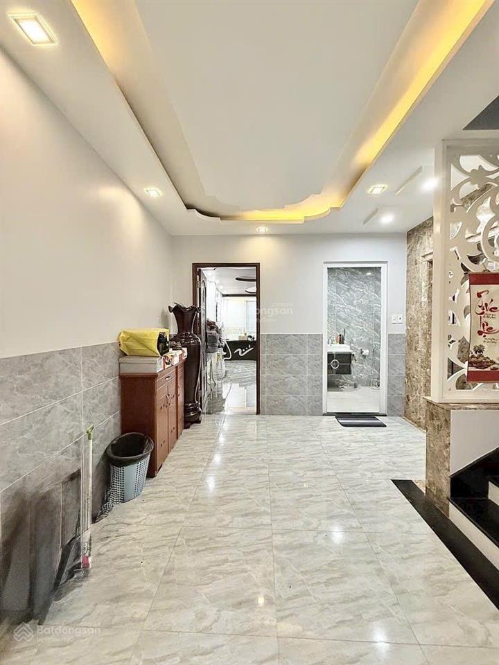 Giáp sân bay  toà building 6 tầng có hầm, mặt tiền đường 16m có vỉa hè, 130m2 chỉ 28 tỷ tl