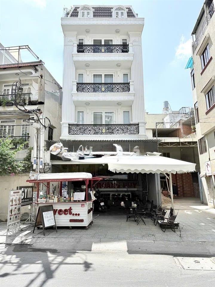 Giáp sân bay  toà building 6 tầng có hầm, mặt tiền đường 16m có vỉa hè, 130m2 chỉ 28 tỷ tl