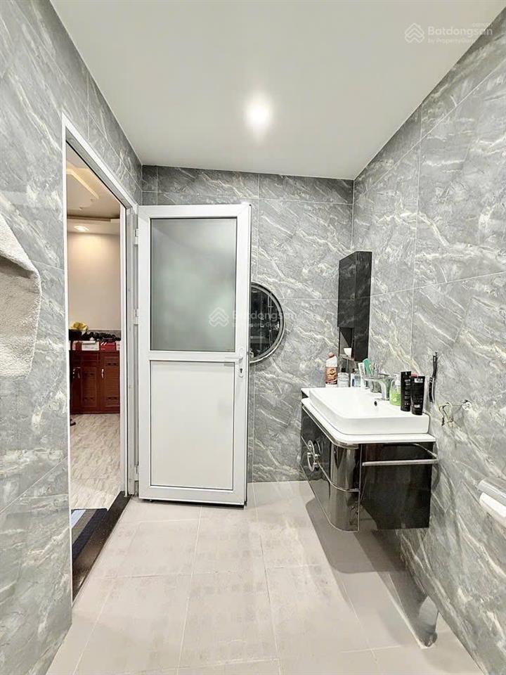 Giáp sân bay  toà building 6 tầng có hầm, mặt tiền đường 16m có vỉa hè, 130m2 chỉ 28 tỷ tl