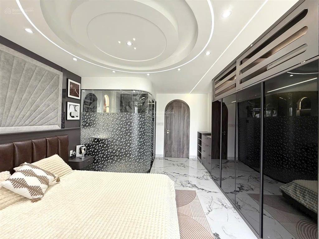 Ngộp tài chính  nhà phố xây mới 5 tầng thang máy, gara ô tô ngay chợ phạm văn bạch nhỉnh 10 tỷ tl