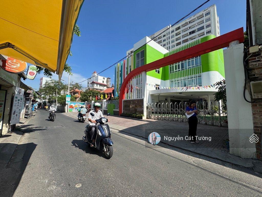 Bán nhà ngay đại học hutech, 90m2, oto ngủ trong nhà, 4.2x22m, 2 tầng, tiện xây mới 5 tầng.