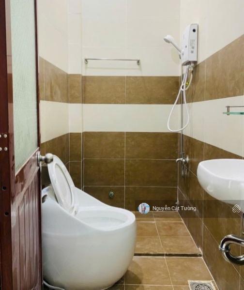 Bán nhà ngay metro văn thánh. 3 tầng  dt 46m2, đất ở 100%. cho thuê 15 triệu/th. khu an ninh