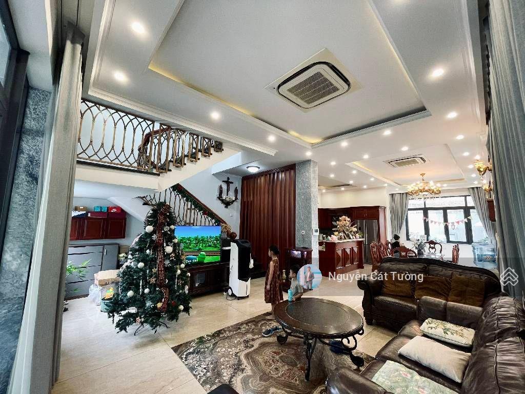 Bán biệt thự 235 đặng thuỳ trâm, ngang 10x20m, 4 tầng, cách bờ kè rạch xuyên tâm 50m nhỉnh 150tr/m2