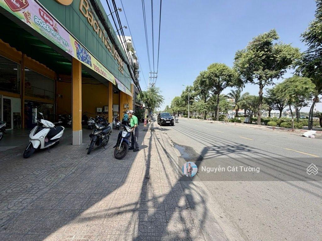 Bán nhà 3 tầng, đường oto 6m, ngay đại học hutech, nhà vuông vức không lỗi, dòng tiền 20tr/tháng