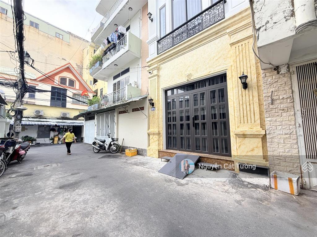 Bán nhà 3 tầng, đường oto 6m, ngay đại học hutech, nhà vuông vức không lỗi, dòng tiền 20tr/tháng