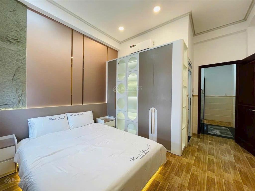 Nhà rẻ ngộp bank thanh lí gấp giá 4tỷ5  tại lê văn sỹ, 54,7m2, 3 tầng (4,2x12,2m) sổ hồng riêng