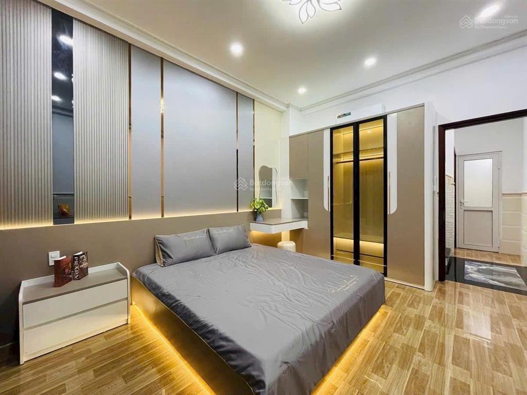 Nhà rẻ ngộp bank thanh lí gấp giá 4tỷ5  tại lê văn sỹ, 54,7m2, 3 tầng (4,2x12,2m) sổ hồng riêng