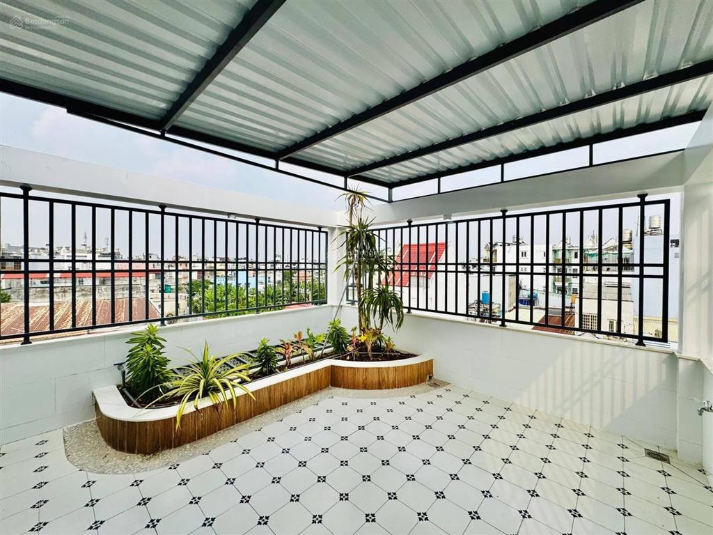 Nhà mới chính chủ giá 2tỷ8  đường bạch đằng, tân bình  khu vực dân trí cao, ô tô đậu trong nhà