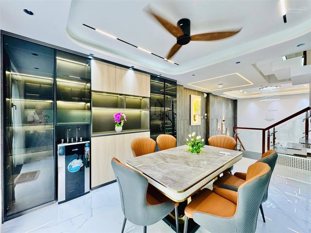 Nhà mới chính chủ giá 2tỷ8  đường bạch đằng, tân bình  khu vực dân trí cao, ô tô đậu trong nhà
