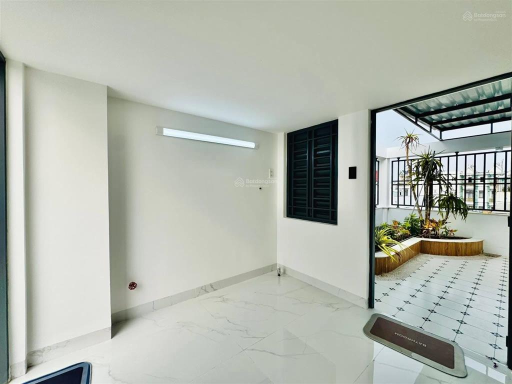 Nhà mới chính chủ giá 2tỷ8  đường bạch đằng, tân bình  khu vực dân trí cao, ô tô đậu trong nhà