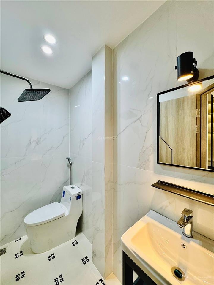 Nhà mới chính chủ giá 2tỷ8  đường bạch đằng, tân bình  khu vực dân trí cao, ô tô đậu trong nhà