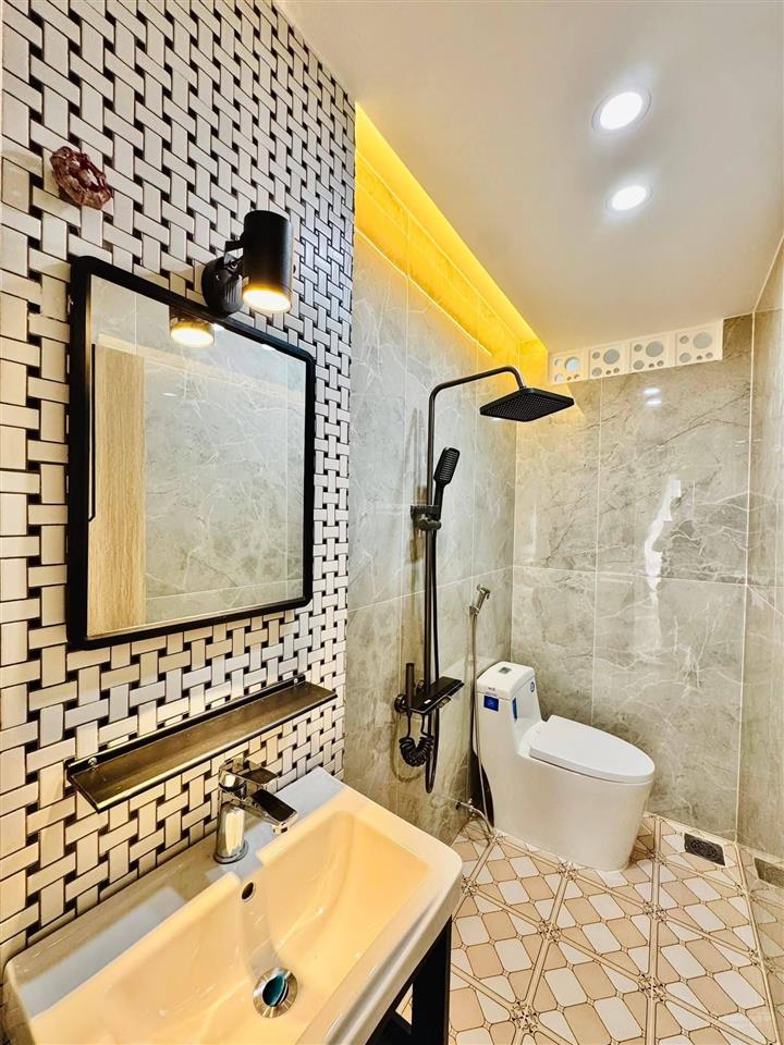 Nhà mới chính chủ giá 2tỷ8  đường bạch đằng, tân bình  khu vực dân trí cao, ô tô đậu trong nhà