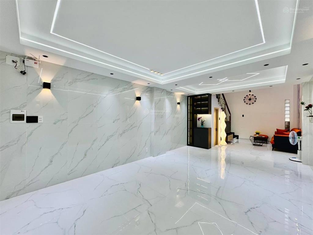 Nhà mới chính chủ giá 2tỷ8  đường bạch đằng, tân bình  khu vực dân trí cao, ô tô đậu trong nhà