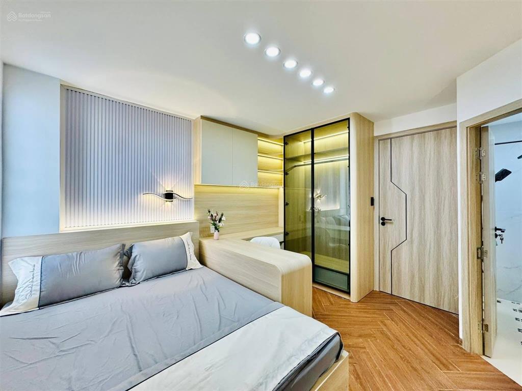 Nhà mới chính chủ giá 2tỷ8  đường bạch đằng, tân bình  khu vực dân trí cao, ô tô đậu trong nhà