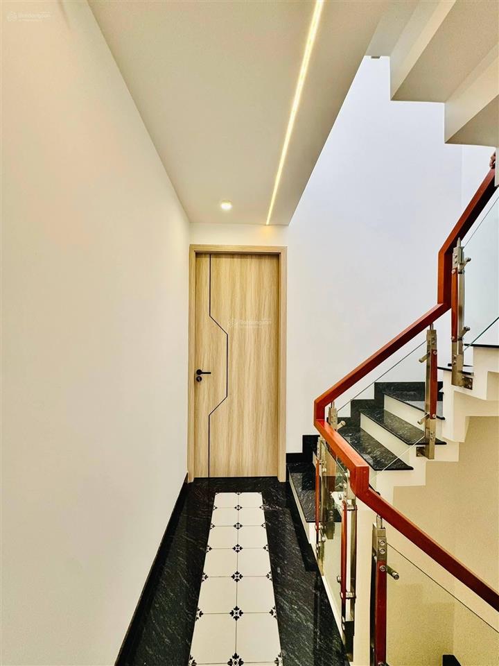 Nhà mới chính chủ giá 2tỷ8  đường bạch đằng, tân bình  khu vực dân trí cao, ô tô đậu trong nhà