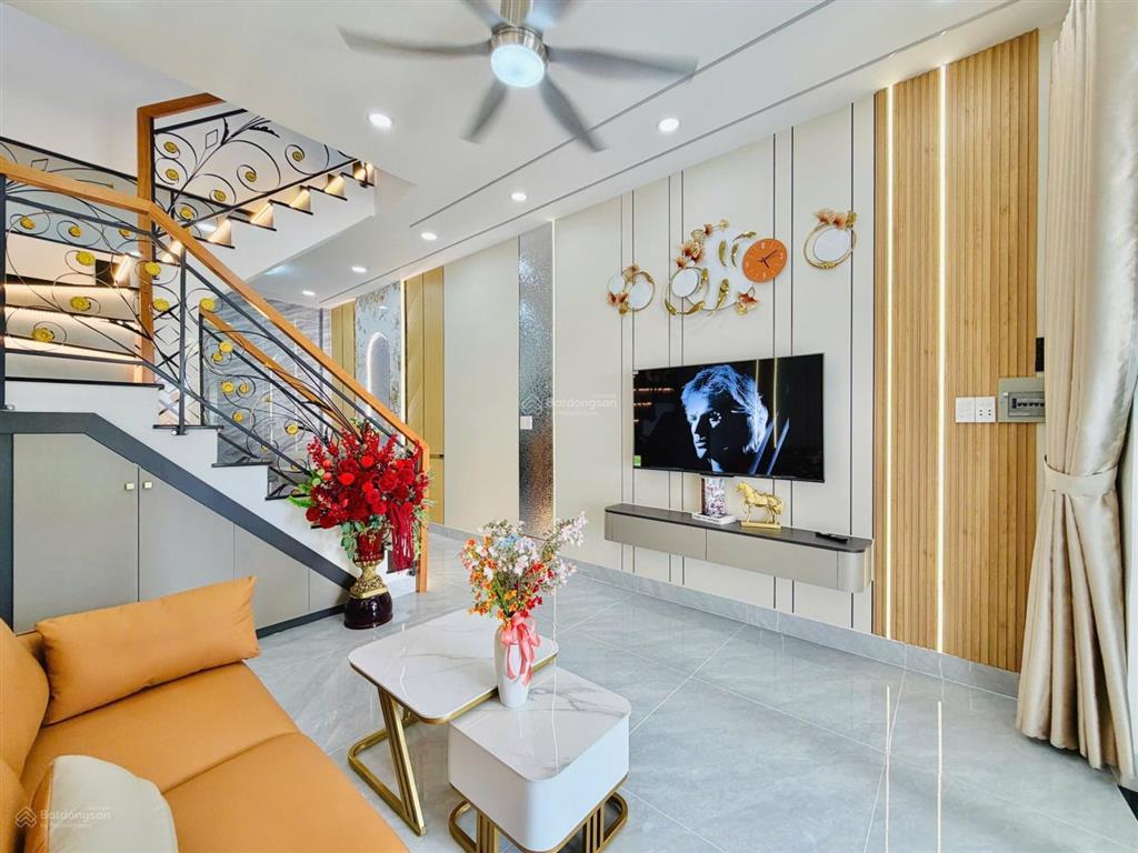 Chốt gía thương lượng giá 3,3 tỷ hàng hot 4pn, 3wc, 3 tầng tại nguyễn tri phương, q10  sổ hồng