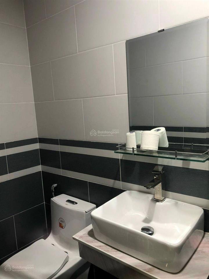 Duy nhất 1 căn nhà ngang 6m, 79.3m2. hẻm nhựa. có gara xe hơi. chủ xây ở rất kiên cố, 4pn, 5wc