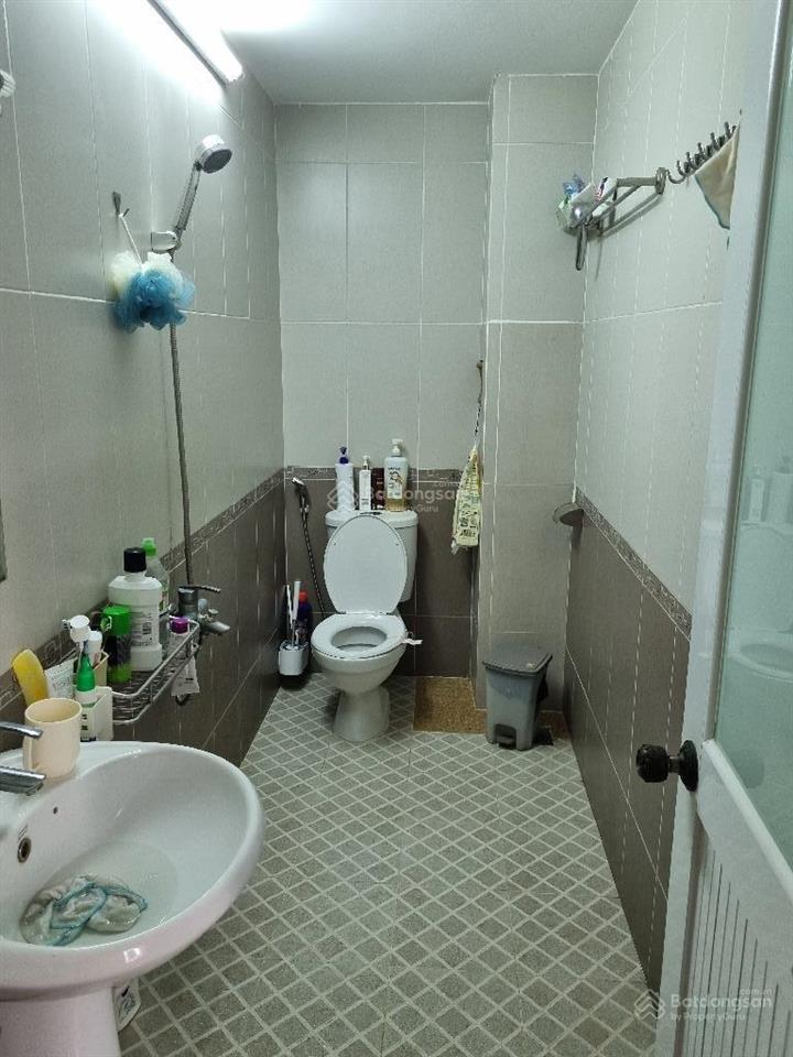 Bán nhà 2 tầng dt 106m2 ngang 4,5m 3pn lương văn can quận 8 sát cầu bình tiên