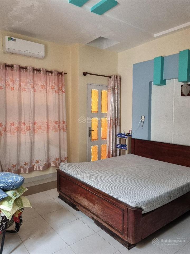 Bán nhà 2 tầng dt 106m2 ngang 4,5m 3pn lương văn can quận 8 sát cầu bình tiên