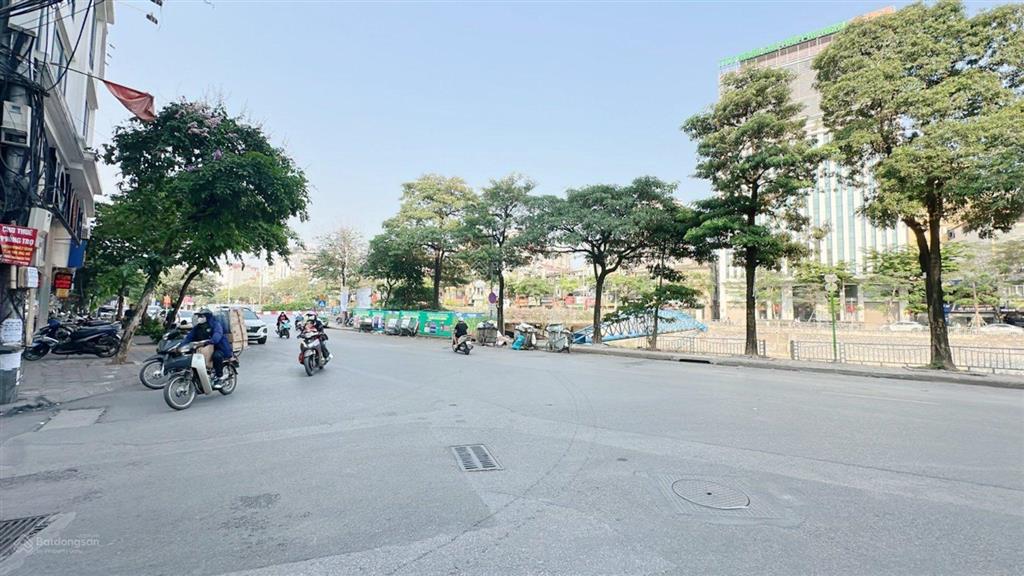 Mặt tiền quyền lực nằm tại mặt phố khương đình 71m2 * 5tầng * mặt tiền 5,7m, kinh doanh, văn phòng.