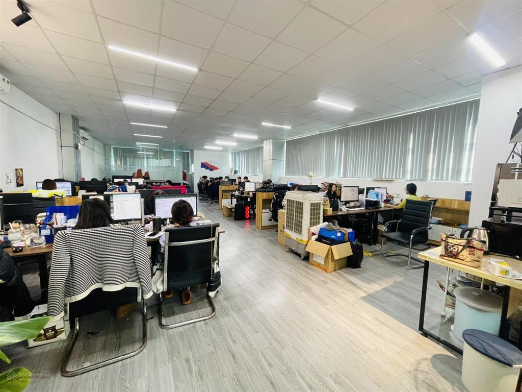 Chính chủ cho thuê văn phòng 160m2 tại duy tân, 27,5 triệu, hoạt động 24/24 free