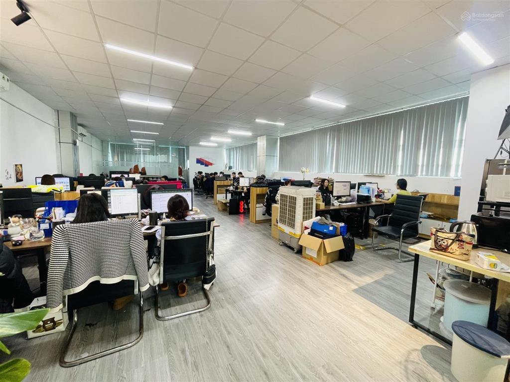 Chính chủ cho thuê văn phòng 160m2 tại duy tân, 27,5 triệu, hoạt động 24/24 free
