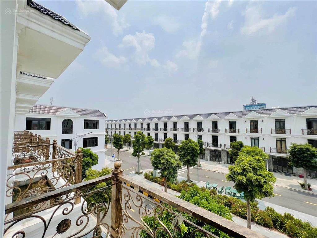 Nhà phố liền kề kdc đông hưng  dĩ an  tp. hcm, cách chợ dĩ an chỉ 50m shr