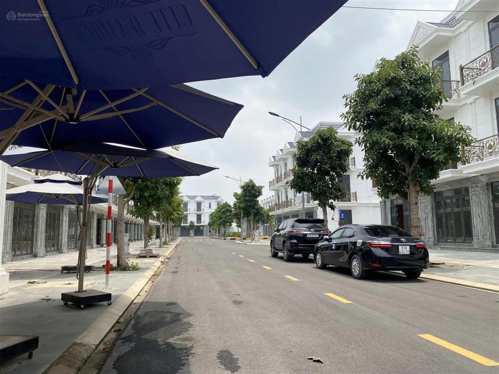 Nhà phố liền kề kdc đông hưng  dĩ an  tp. hcm, cách chợ dĩ an chỉ 50m shr