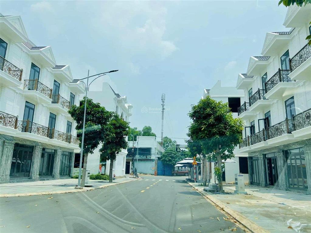 Nhà phố liền kề kdc đông hưng  dĩ an  tp. hcm, cách chợ dĩ an chỉ 50m shr