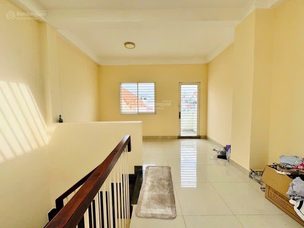 Diện tích 95,6m2  ngay kha vạn cân, thủ đức  hẻm 8m  cách mặt tiền chỉ 5 căn nhà