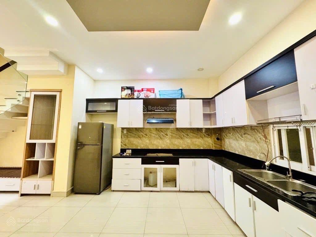 Diện tích 95,6m2  ngay kha vạn cân, thủ đức  hẻm 8m  cách mặt tiền chỉ 5 căn nhà