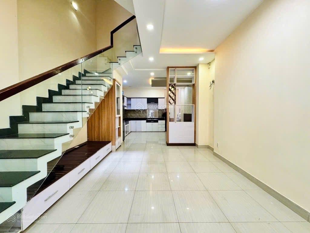 Diện tích 95,6m2  ngay kha vạn cân, thủ đức  hẻm 8m  cách mặt tiền chỉ 5 căn nhà