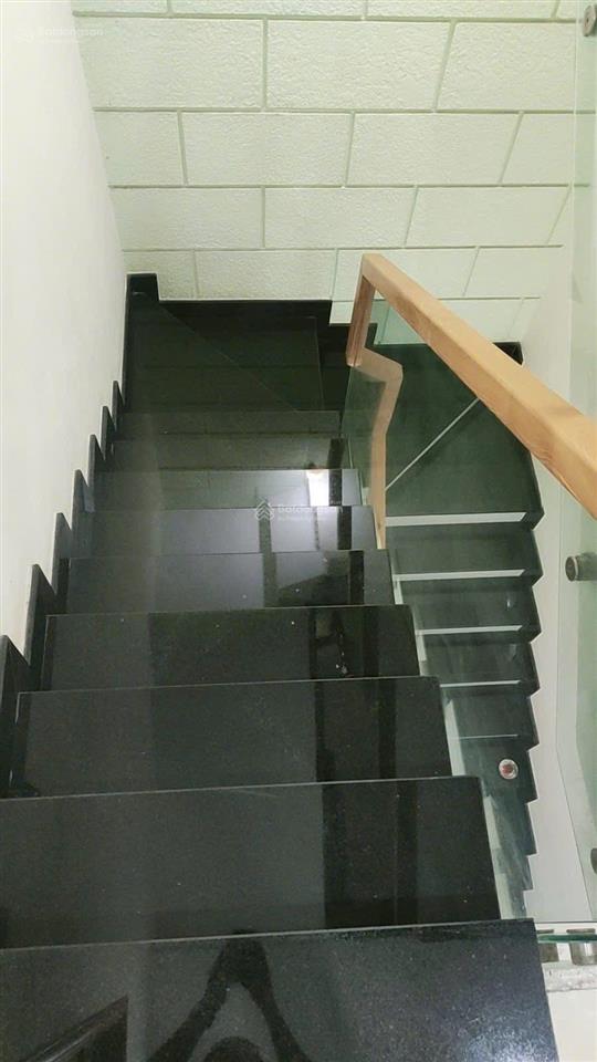 Vợ chồng tôi cần bán nhà lãnh binh thăng, p.13, quận 11  giá 3tỷ150/49m2. bao ra sổ, gấp gấp