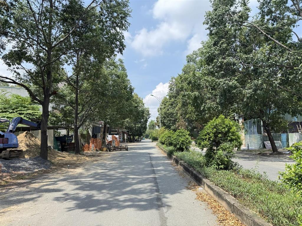 Giá mới 1 tỷ 590  chủ đất khó khăn tài chính. 8 lô đất 230m2 ngay trung tâm bàu bàng. sổ hồng sẵn