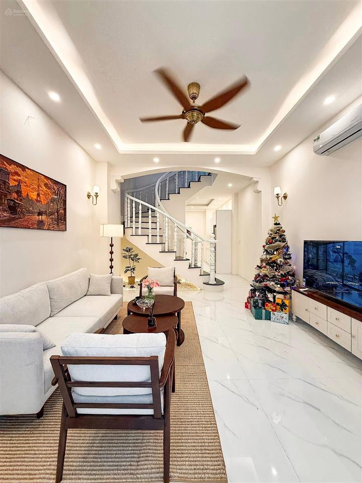 2.9 tỷ  nhà ngợp đường nguyễn hữu cầu, tân định, quận 1. duy nhất 1 căn cho thuê 15tr/tháng