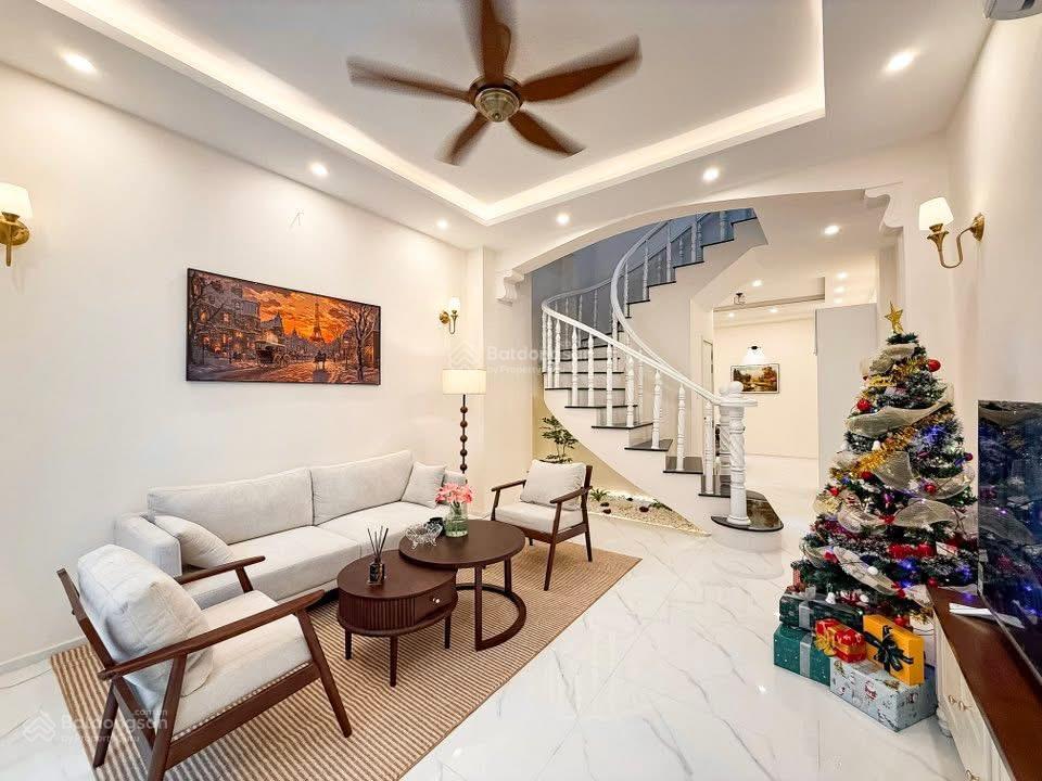 2.9 tỷ  nhà ngợp đường nguyễn hữu cầu, tân định, quận 1. duy nhất 1 căn cho thuê 15tr/tháng