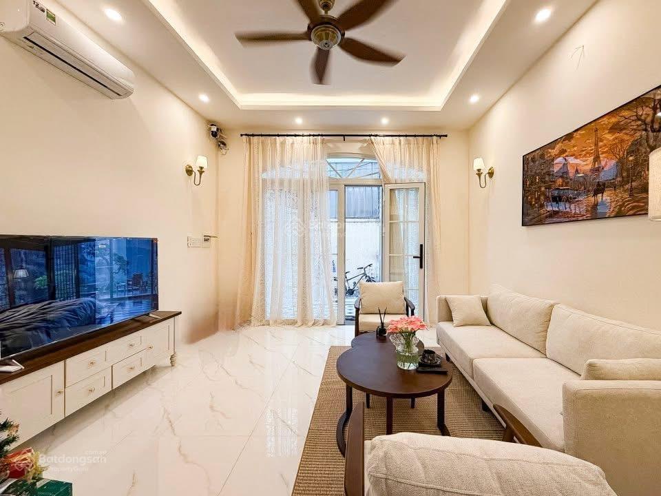 2.9 tỷ  nhà ngợp đường nguyễn hữu cầu, tân định, quận 1. duy nhất 1 căn cho thuê 15tr/tháng
